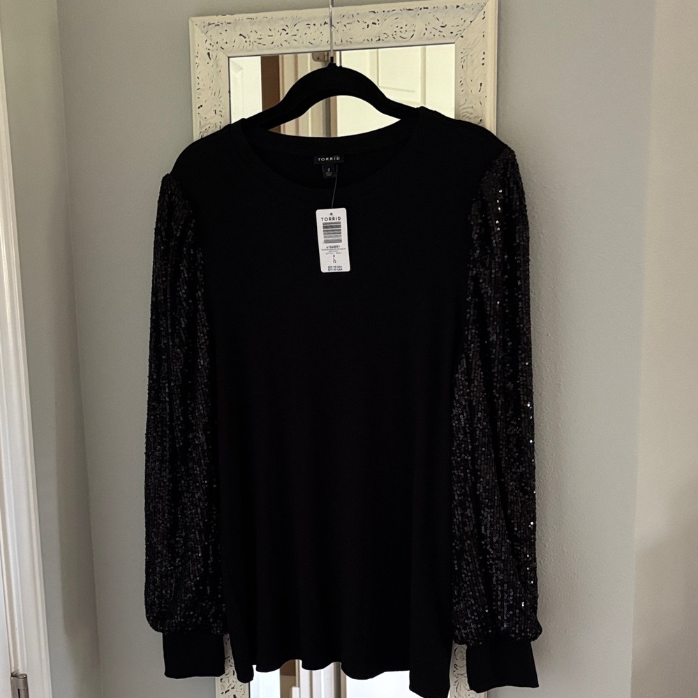 Torrid  NEW Ladies sequin black Top. $ 29